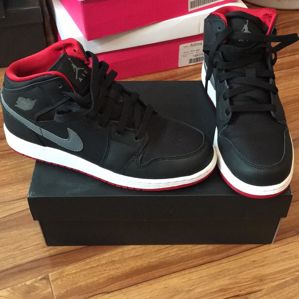 Air Jordan 1 Mid BG